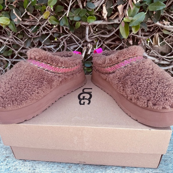 ❌ SOLD ❌ UGG® Tazz Braid Boot - Picture 2 of 3